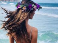 Alessandra Ambrosio z kwiatami we włosach nad wodą